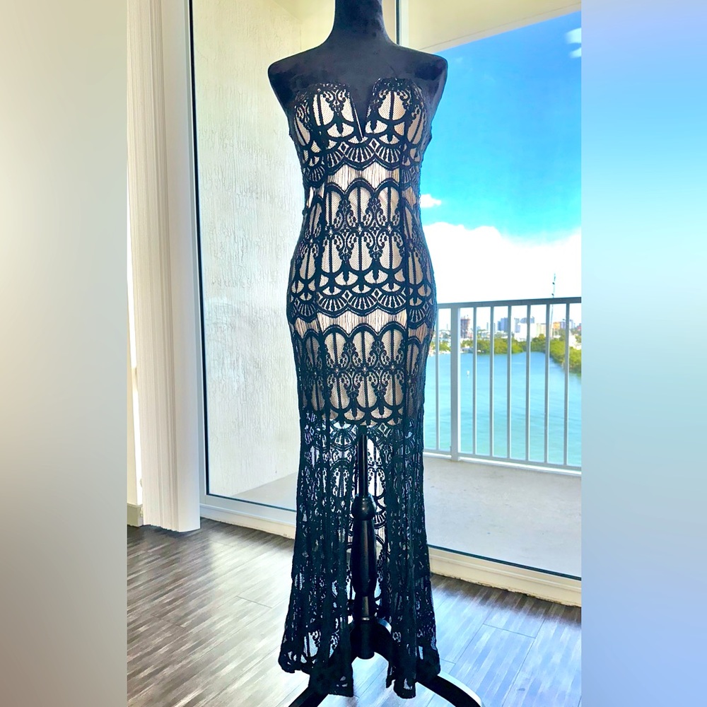 Long black lace dress, with sweetheart neckline